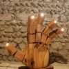 sculpture lumineuse en forme de main articulée