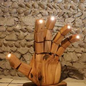 sculpture lumineuse en forme de main articulée